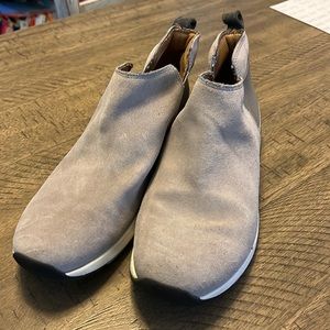 Vionic taupe boots size 9